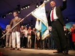 Dirigent Jan Cober en voorzitter Anton Janssen met de WMC-vlag